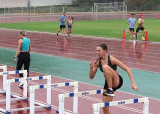 カザフ陸上選手団、事前合宿で来岡　岡山市が歓迎会、早速練習も
