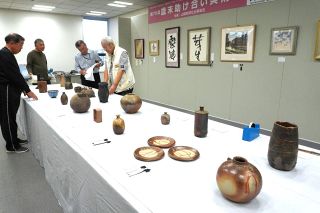 歳末助け合い美術展 ２９日開幕　備前焼や書など善意の４６０点、会場準備整う 