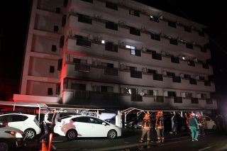 倉敷・マンション駐車場のオートバイなど焼く　煙吸った入居女性２人搬送