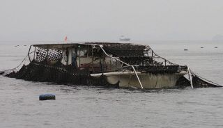 福山・内海で養殖ノリ収穫最盛期　「潜り船」で沖へ、刈り取りに精