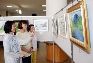 色鮮やか 人物画や風景画３５点　興除、藤田公民館の講座生作品展