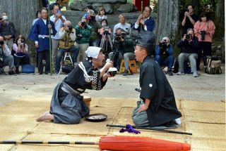 滑稽な掛け合い 五穀豊穣祈る　鏡野・布施神社で「お田植祭」