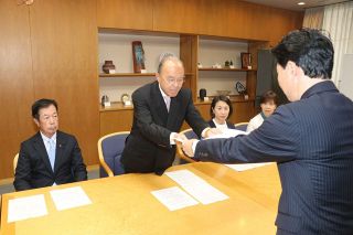 スポーツ施設の暑熱対策充実を　県振興議連が知事に要望