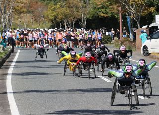 秋晴れの高原を１４８８人駆ける　吉備中央町で吉備高原車いすロードレース