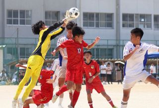 山陽新聞社杯岡山県ユースサッカー地区予選が開幕　８５チームが県大会出場権目指し熱戦