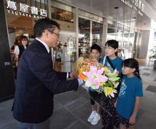入館者５００万人突破　高梁市図書館開館から９年７カ月　鍋島さんに花束、記念品