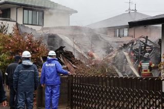 岡山市中区で民家全焼、１人搬送