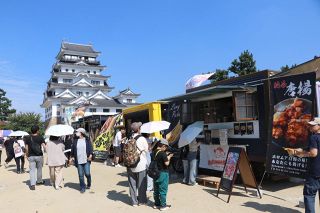 キッチンカー３５台集結 福山城　天守背景に食べ比べ、１２日まで