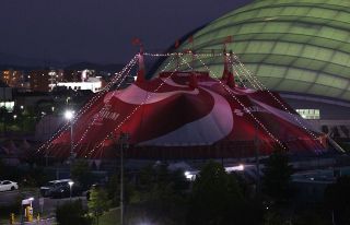 「赤テント」飾るイルミネーション　９月中旬まで木下大サーカス岡山公演で点灯