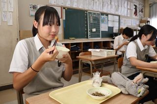 岡山学校給食センターがリハーサル　８中学校で生徒がおかず試食
