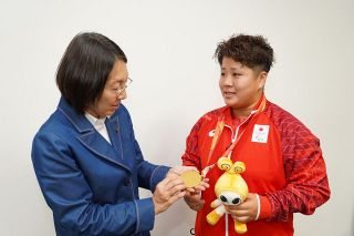 アジアパラ２連覇を倉敷市長に報告　砲丸投げ堀選手 記録も更新