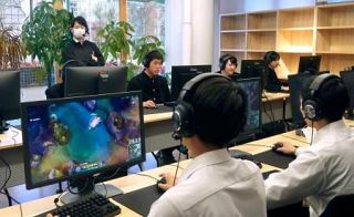 ｅスポーツ「聖地化」目指し、部活にコーチ　和歌山県、高校生が交流施設を起業