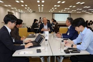 企業と大学キャリアセンター情報交換　学生の意識や人気職種探る