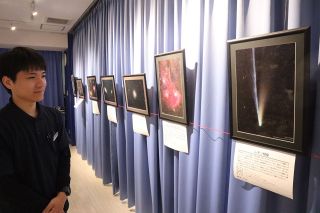 「星降る空」を楽しんで　惑星や星雲、彗星の３２点　岡山でアストロクラブ写真展