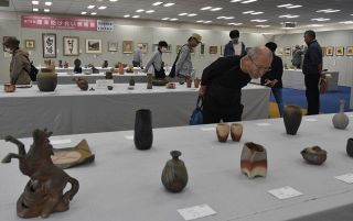 絵画や工芸品 逸品に入札　岡山、歳末助け合い美術展開幕