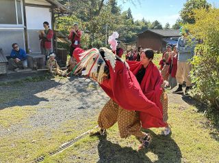 籾山神社の神楽後世に　移住者の保存会が村回り