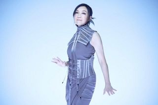 浜崎あゆみ、名盤ジャケットがカプセルトイに 全33種のピンズ発売＆3