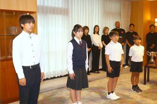 日本拳法全国少年大会Ｖを報告　岡山総社道場４選手が県知事に