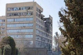 イラン在留邦人、初の退避　日本政府、バスで２人を隣国移送