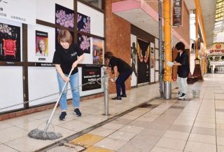 県内外Ｂ'zファン 津山きれいに　「恩返しの気持ち」 商店街で清掃