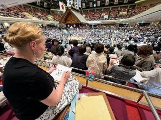 戦禍の故郷思い個展開催、「暗闇照らす」　昭和の大横綱大鵬を描くウクライナ人画家