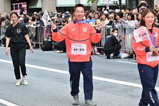スノボ木村葵、フィギュア吉田ら岡山勢４選手 歓声受け「さらに高みを」ミラノ五輪・パラ選手団パレード