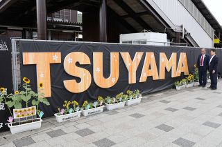「Ｂ’ｚ」稲葉さんライブ前に津山駅北口にモニュメント　ファンらのフォトスポットに　津山衆楽ＬＣが設置 