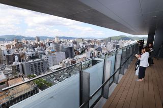 展望テラス、議場…新庁舎公開　岡山市、１１日に落成式