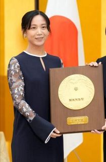 高木美帆さんに国民栄誉賞授与　スケート五輪メダル１０個