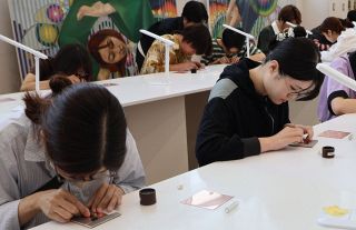 紙幣製造 手彫りの技法学ぶ　倉敷芸科大 国立印刷局が特別授業