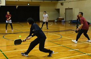 「ピックルボール」で交流の輪　赤磐の愛好者グループ 普及に力