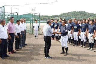 甲子園出場の学芸館に激励金を贈呈　岡山県高校ＯＢ野球連