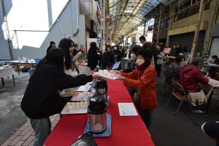 紅茶５種 飲み比べ楽しむ　高梁・栄町商店街でマルシェ