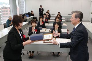 岡山、広島県内の優良保健師１０人表彰　山陽新聞社会事業団、公衆衛生向上や健康づくり期待