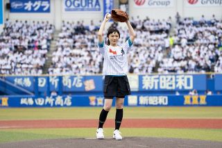 古川琴音、人生初の始球式は惜しくも“ワンバン”「本番は甘くなかったです」