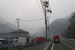 岡山・山林火災 延焼続く　２５０ヘクタール、民家や倉庫も