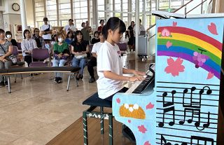ペイントピアノをお披露目　赤磐で中学生らリレー演奏
