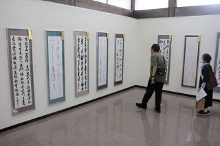 力感あふれる漢字、流れるような仮名　倉敷市書道展開幕　書家や愛好家６部門に２６８点