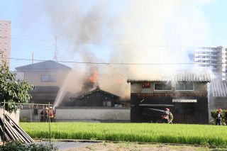 倉敷市老松町で民家全焼　