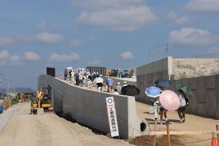 岡山環状南道路 一足早く歩く　開通前の見学会で住民ら