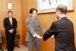 山林火災 緑再生へ支援金役立てて　おかやま信金 市に３００万円寄付
