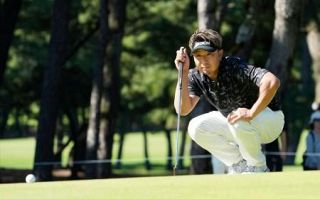 塚田よおすけ、６７で単独首位　ダンロップ男子ゴルフ第３日