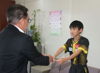 卓球全国大会で優勝目指す　玉野・田井小６年松山さん激励　