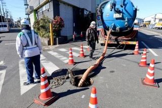 陥没穴の水止まらず、救助難航　地盤弱く長期化も、事故１週間