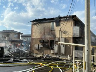 倉敷・真備町　倉庫とアパート４室全半焼　けが人なし