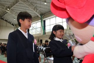 「ローズマインド」育んで　新１年生にバラの苗 福山