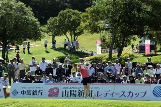 山陽新聞レディース杯ゴルフ 「瀬戸内の女王」目指し熱戦火ぶた １０バーディーの桑山が単独首位発進