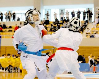 吉田（山陽）女子個人３位表彰台　空手桃太郎杯全国高校１年生大会