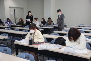 新聞教材にして文章構成学ぶ　中国学園大で特別講義最終回