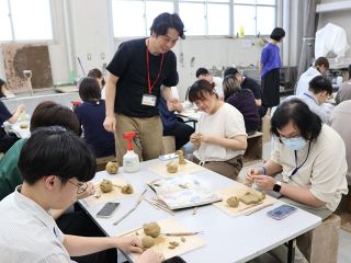 妖怪像、日本画制作体験　台湾の学生 倉敷芸術科学大訪問